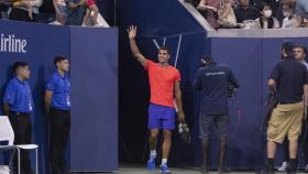 Carlos Alcaraz entrando en la pista central del US Open