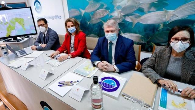 La ministra para la Transición Ecológica, Teresa Ribera, junto al secretario general del PSOE en Murcia, José Vélez, en una visita al Instituto Oceanográfico de Murcia.