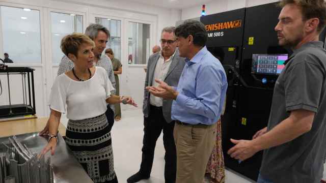 La consejera Máñez, durante la visita a una de las instalaciones con impresión 3D.