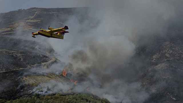 Un hidroavión realiza labores de extinción de un incendio forestal en la Serra do Leboreiro, en el parque natural de Baixa Limia e Serra do Xurés.
