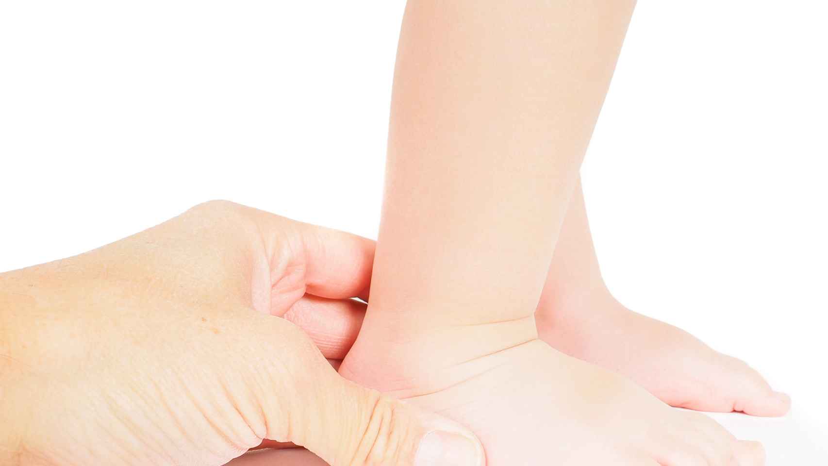Рука нога когда у ребенка. Ортопед детский стопы. Массаж стопы ребенку до года. Ортопедический массаж для детей.