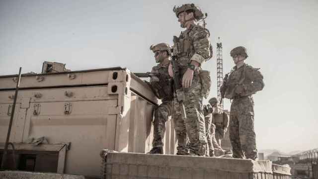 Soldados americanos supervisan la evacuación de Kabul, hace un año.