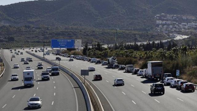 Vehículos circulando por una carretera.