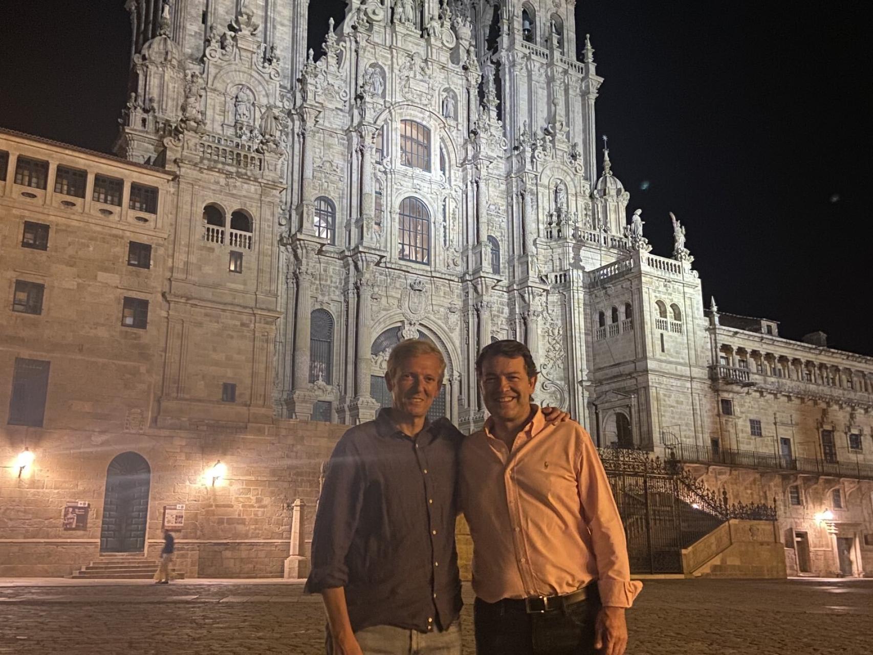 El presidente de Galicia, Alfonso Rueda, y el presidente de la Junta, Alfonso Fernández Mañueco, este viernes en Santiago de Compostela.