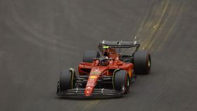 Carlos Sainz consigue la pole tras la sanción a Verstappen; Alonso, tercero