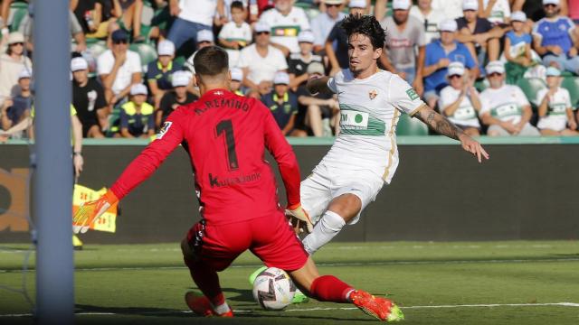 El portero de la Real Sociedad, Alejandro Remiro y el centrocampista del Elche, Álex Collado, durante el partido de la jornada 3 de LaLiga Santander.