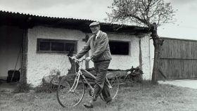 El escritor Miguel Delibes junto a su bicicleta. Foto: Fundación Miguel Delibes