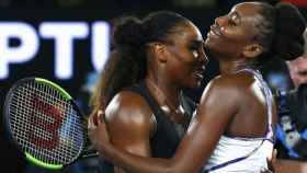 Abrazo entre Venus y Serena Williams