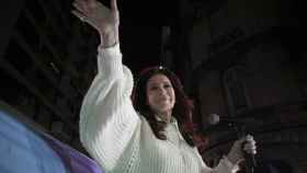 Cristina Fernández de Kirchner arenga a sus simpatizantes tras los violentos enfrentamientos frente a su casa