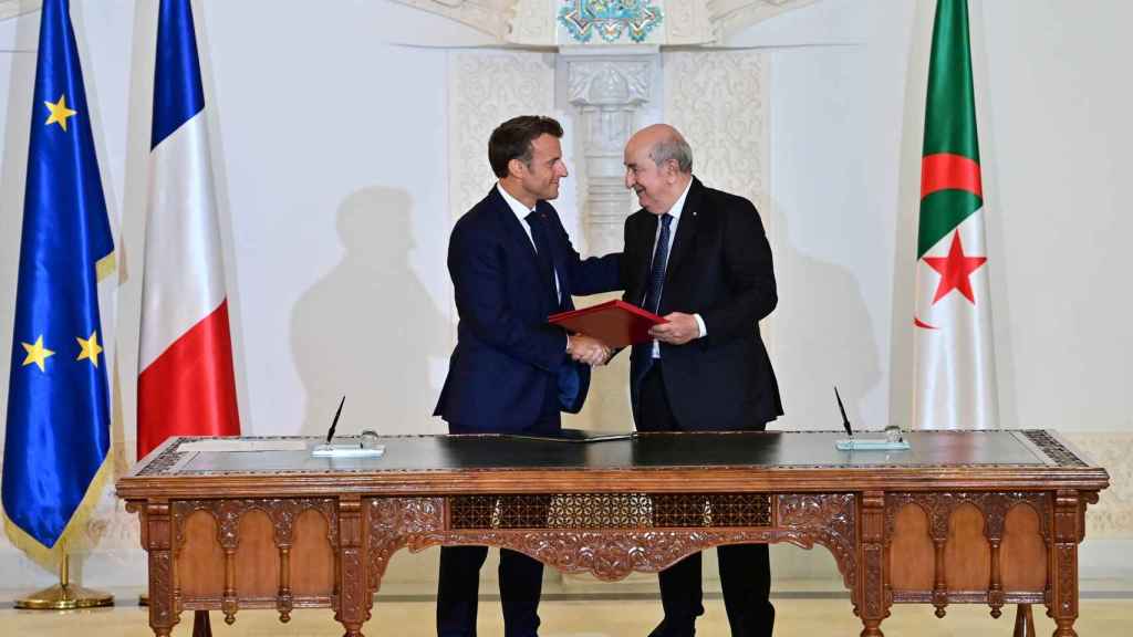Emmanuel Macron firma la 'Declaración de Argel' con Abdelmadjid Tebboune.