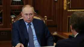 El presidente ruso, Vladímir Putin, junto al CEO de Aeroflot, Sergei Aleksandrovsky, el viernes 26 de agosto en Moscú