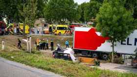 El camión frigorífico de El Mosca, este sábado, tras el siniestro vial ocurrido en una barbacoa celebrada en una aldea de Holanda.