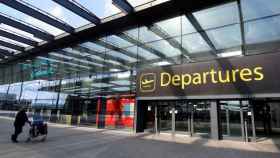 Puerta de salidas del aeropuerto de Londres-Gatwick.