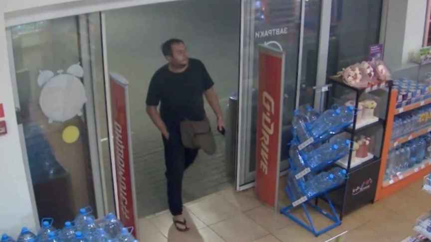 Bogdán Tsiganenko. el presunto cómplice del atentado, entrando en una tienda en Rusia.