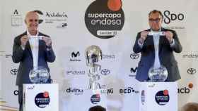 El alcalde de Sevilla, Antonio Muñoz, junto al consejero de Turismo, Cultura y Deporte de la Junta de Andalucía, Arturo Bernal, muestran las papeletas que emparejan al Real Madrid y Coosur Betis durante el sorteo de las Supercopa Endesa.