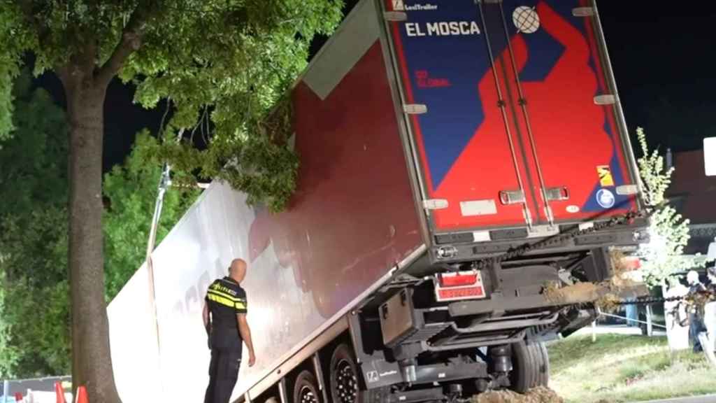 El remolque del camión, de la compañía murciana El Mosca, empotrado en el dique donde se celebraba la barbacoa en una imagen viralizada en redes sociales.