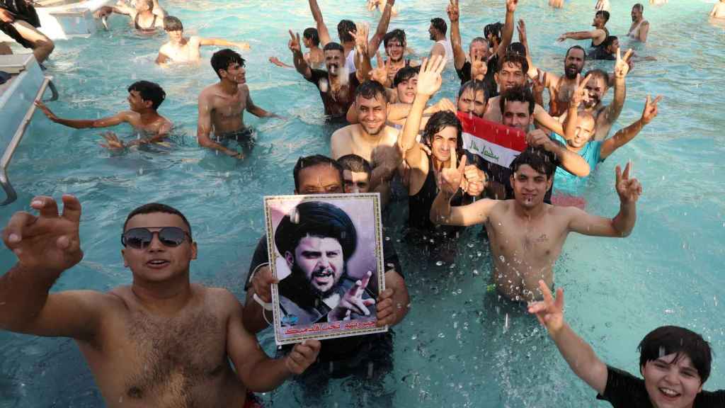 La multitud ha irrumpido en el Palacio Presidencial de Irak y ha aprovechado para refrescarse.