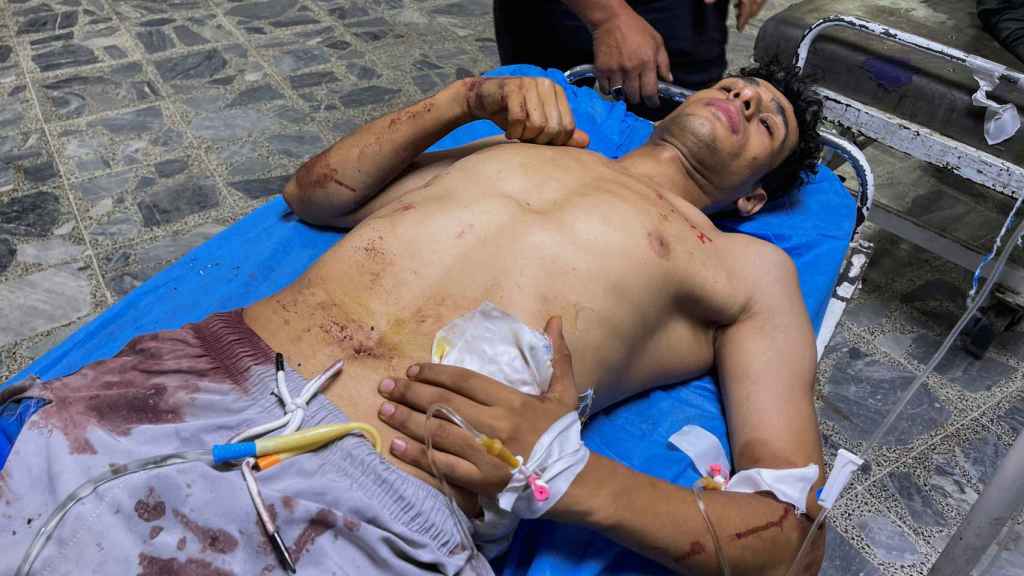 Uno de los heridos en las protestas de Bagdad es trasladado al hospital.