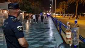 Un agente de Policía vigilando una zona de ocio nocturno en Alicante en época de restricciones.