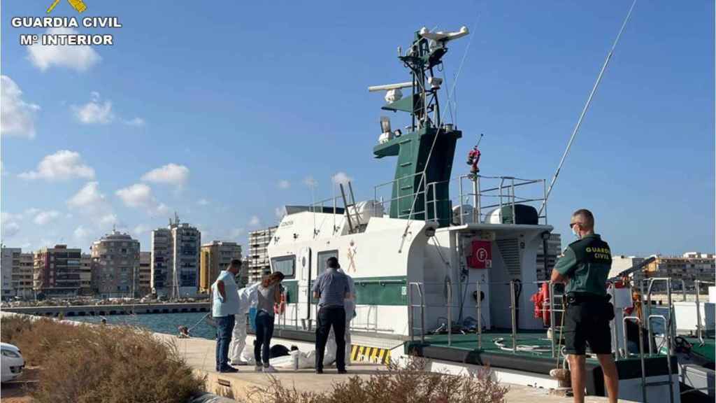 La Guardia Civil ha recuperado del mar los cuerpos de siete personas halladas entre Alicante y Murcia.