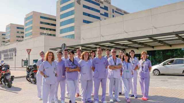 Los trabajadores de la UCI del hospital La Fe de Valencia celebran no tener ningún ingresado con Covid.
