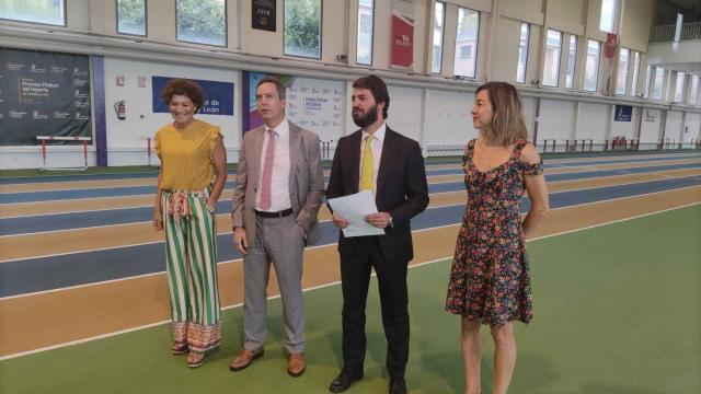 Gallardo junto al director general de Deportes, Sánchez-Guijo, y a Mayte Martínez y Raquel Alvarez