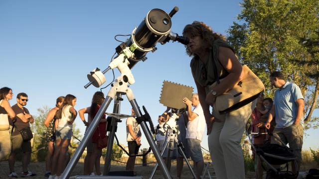 Imagen de archivo de una persona mirando por un telescopio al cielo de Salamanca.
