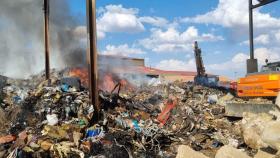 Incendio en la planta de reciclaje de San Cristóbal de Entreviñas (Zamora)