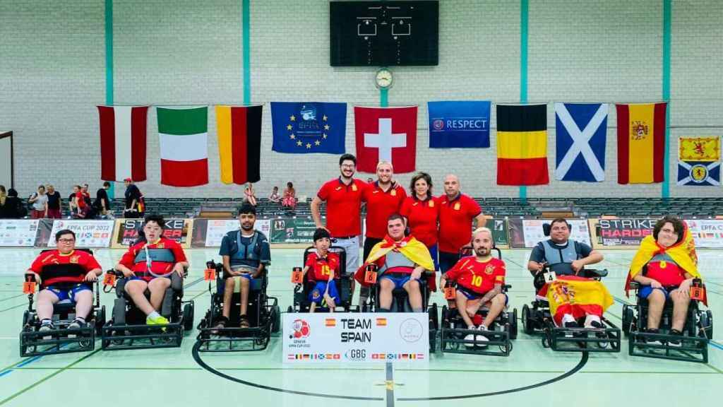 La selección española de Powerchair Football tras una competición en Suiza