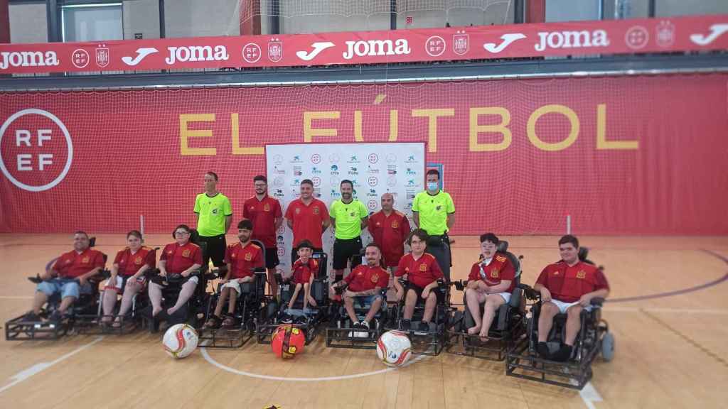 La selección española de powerchair football entrenando en las instalaciones de la Federación