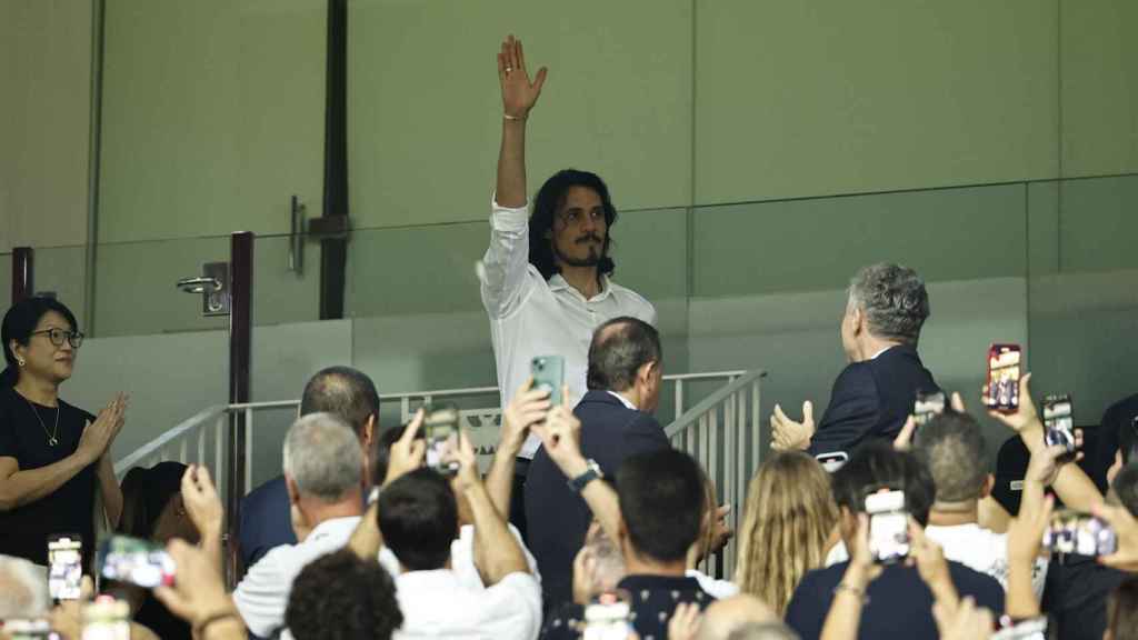Edinson Cavani, saludando a la afición del Valencia en Mestalla antes del partido ante el Atleti
