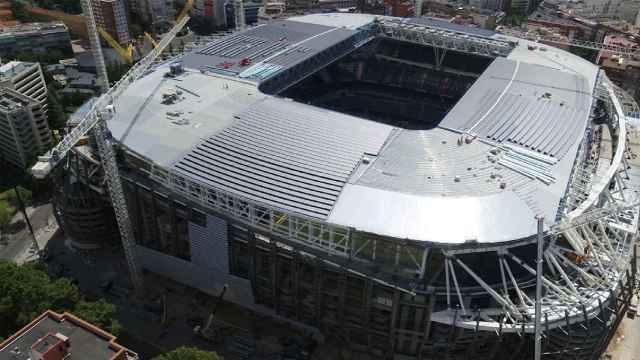 El aspecto de las obras del Santiago Bernabéu a vista de dron en el mes de agosto de 2022.