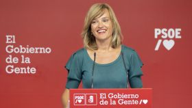 Pilar Alegría, portavoz del PSOE, en rueda de prensa desde la sede de Ferraz este lunes.