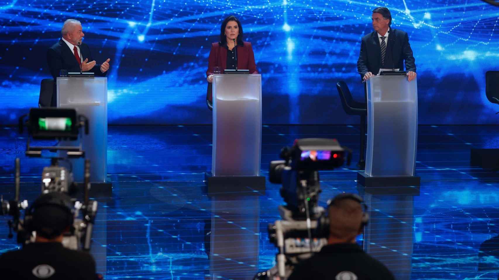Los candidatos Lula, Simone Tebet y Bolsonaro, en el debate.