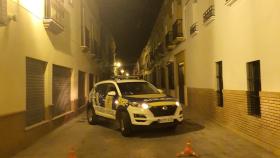 Coche de la Policía Local en una calle de Marchena, donde se produjo la agresión.