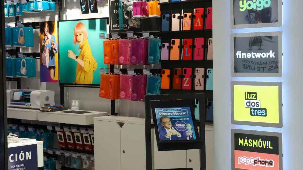 Imagen de varias marcas de telefonía en una tienda de The Phone House.