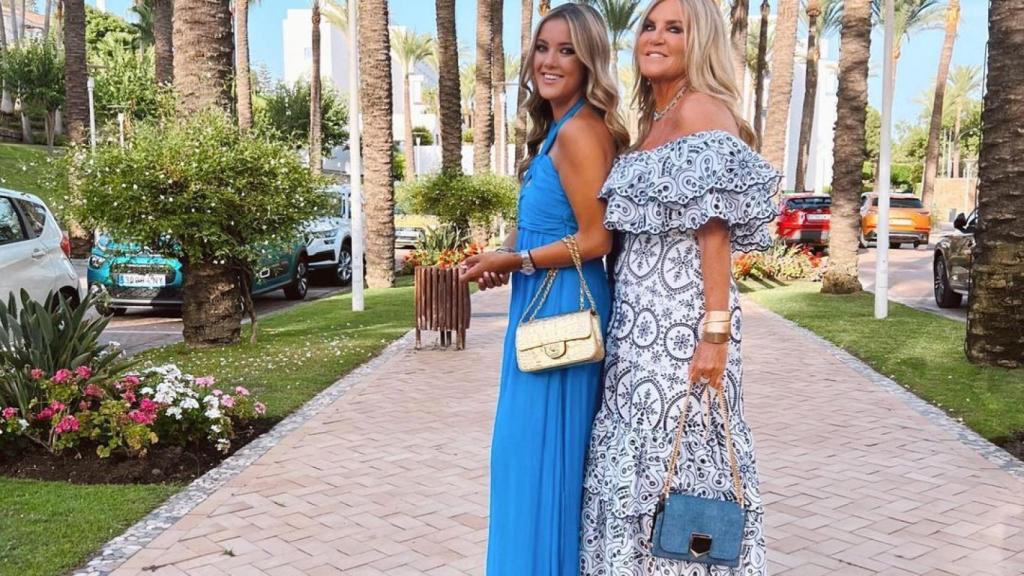 A principios de julio, Carlota se graduó en Derecho por la IE University, y después veraneó con su madre en Marbella.