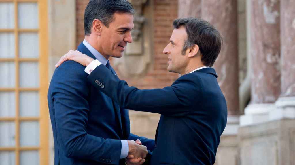 Emmanuel Macron saluda a Pedro Sánchez en la cumbre de Versalles en marzo