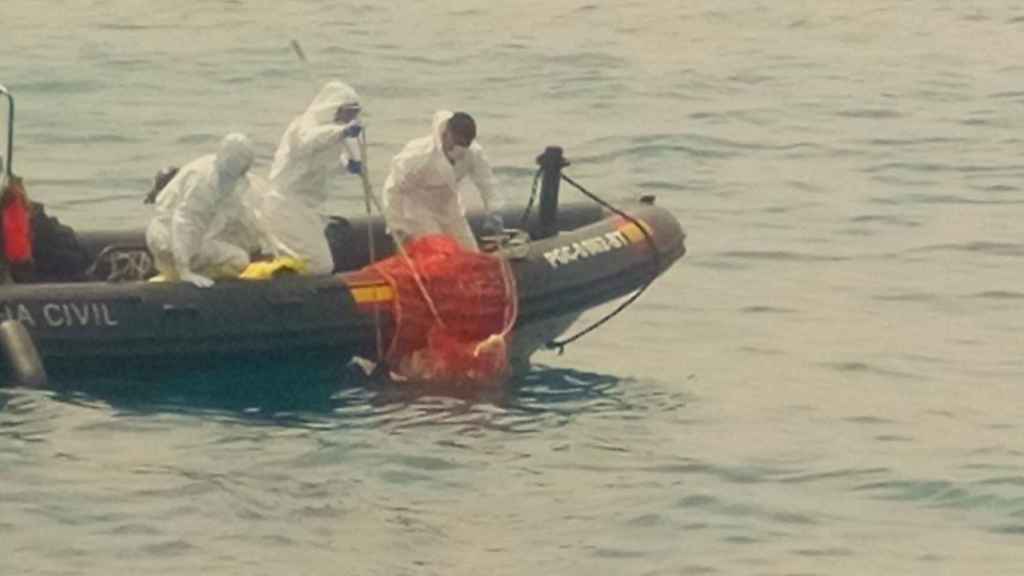 El equipo de Salvamento Marítimo de la Guardia Civil recupera el octavo cuerpo de la patera encontrada en Alicante.