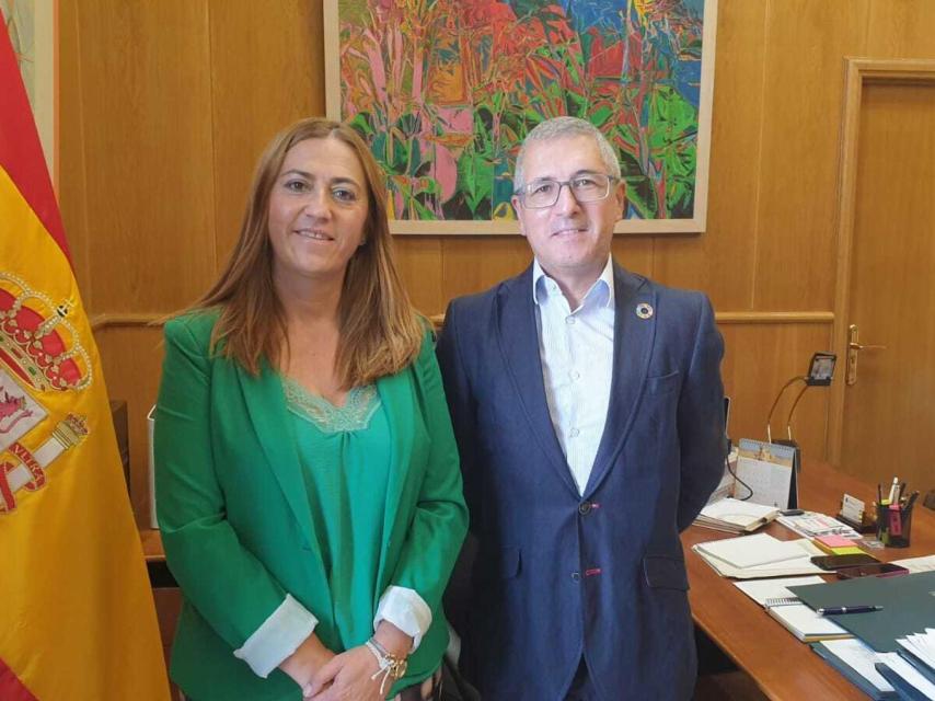La delegada del Gobierno en Castilla y León, Virginia Barcones, y el secretario de Estado de Medio Ambiente, tras su reunión de este martes.