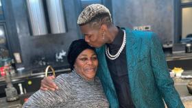 Paul Pogba junto a su madre