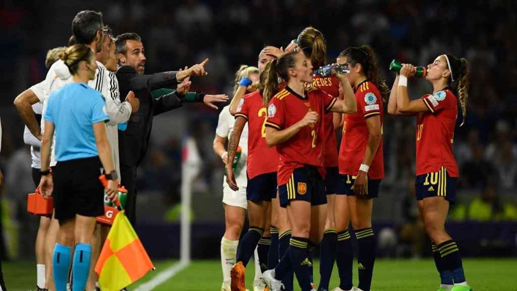 Jorge Vilda dando órdenes a sus jugadoras durante la Eurocopa 2022.