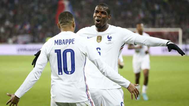 Paul Pogba y Kylian Mbappé, celebrando un gol de la selección de Francia