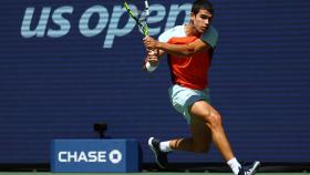 Carlos Alcaraz devuelve una bola en el US Open.