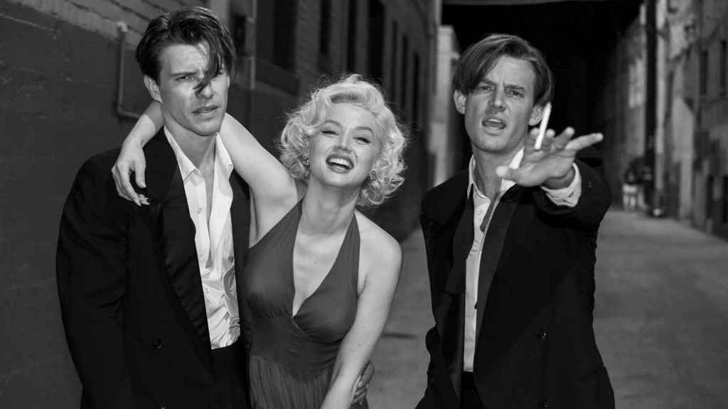 Xavier Samuel como Cass Chaplin, Ana de Armas como Marilyn Monroe y Evan Williams como Eddy G. Robinson Jr. en 'Blonde'. Foto: Matt Kennedy / Netflix © 2022