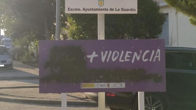 Los carteles contra la violencia machista aparecen destrozados en un pueblo de Toledo