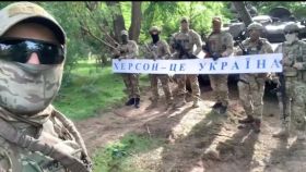 Soldados ucranianos en Jersón pidiendo la retirada rusa,