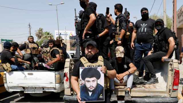 Seguidores del clérigo chií Muqtada al-Sadr en las inmediaciones de la Zona Verde.