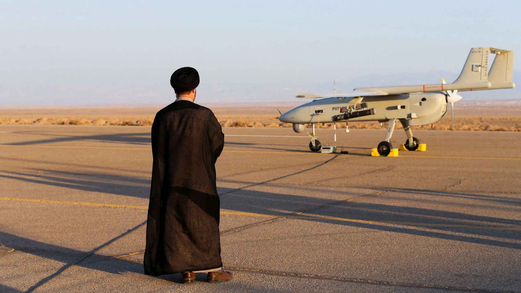 Un clérigo iraní junto a uno de los drones enviados a Rusia