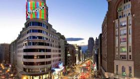 Edificio Capitol de Gran Vía iluminado.